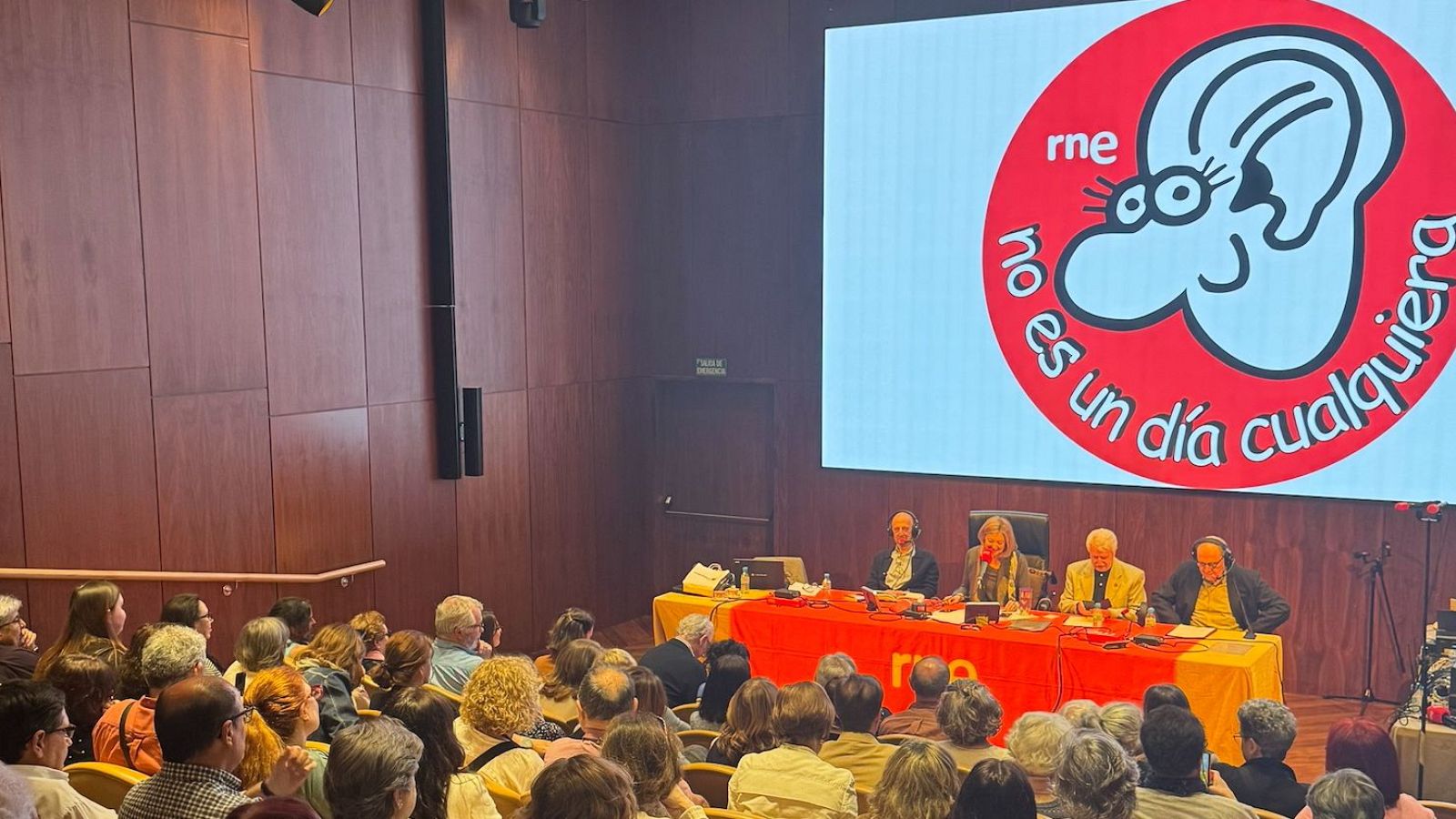 Público en el Thyssen-Bornemisza para el programa "No es un día cualquiera"