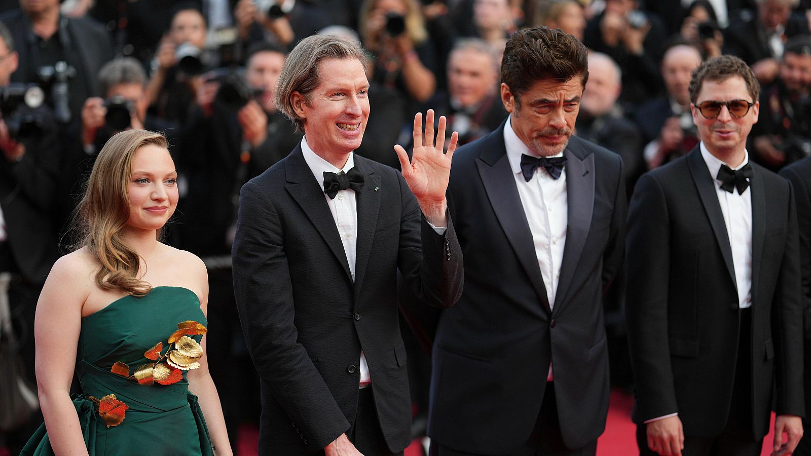 Mia Threapleton, Wes Anderson, Benicio del Toro y Michael Cera, en la presentación de 'La trama fenicia'.