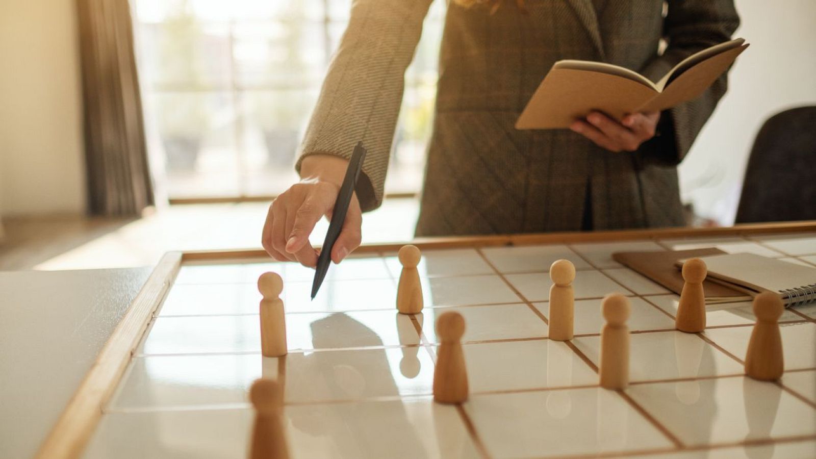 Según el psicoólogo Robert Cialdini, existen seis técnicas de persuasión que afectan a nuestros sesgos heurísticos.