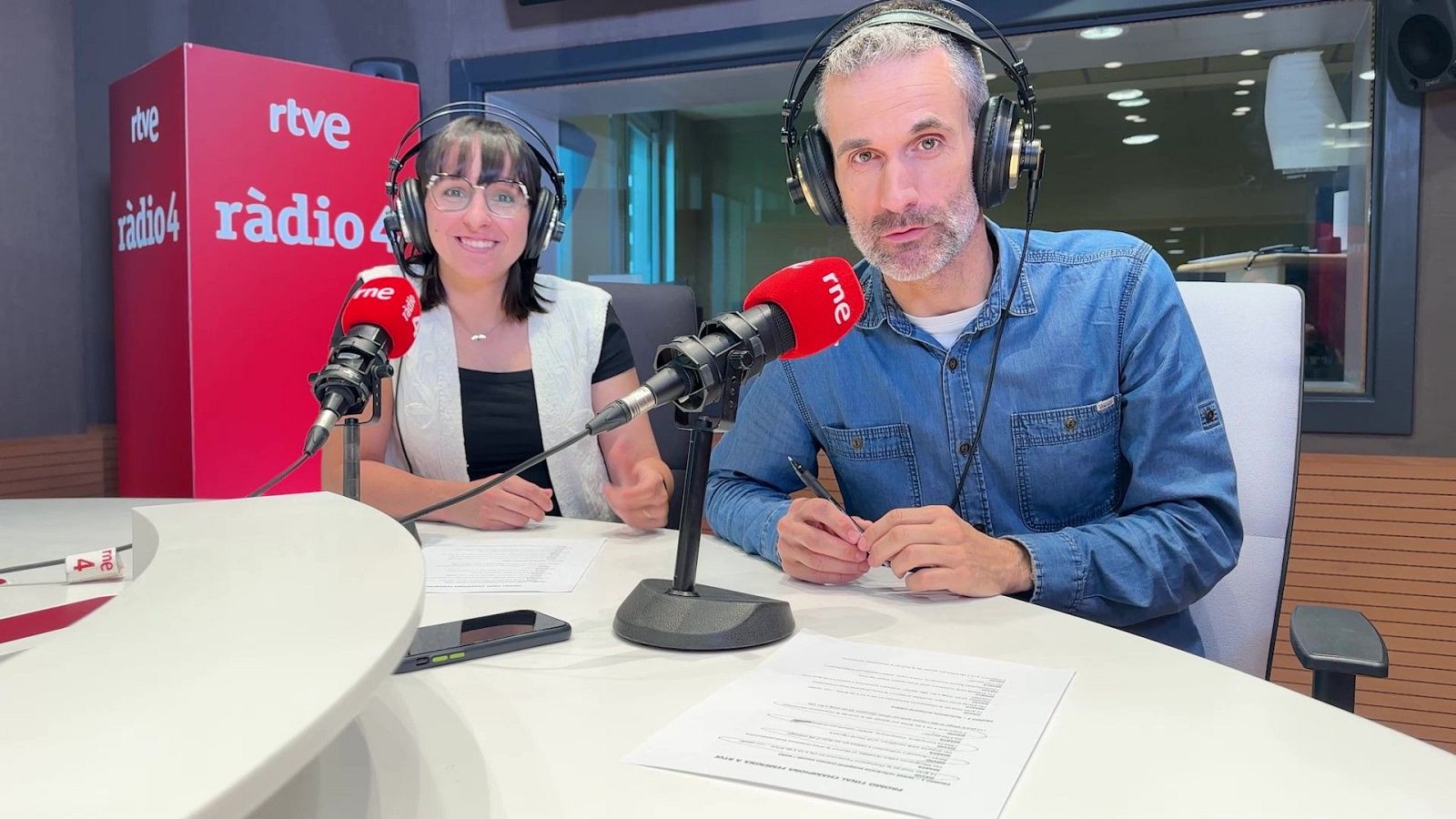 El periodista d'RTVE David Figueira i l'exfutbolista Marta Corredera a l'estudi de 'Ràdio 4'