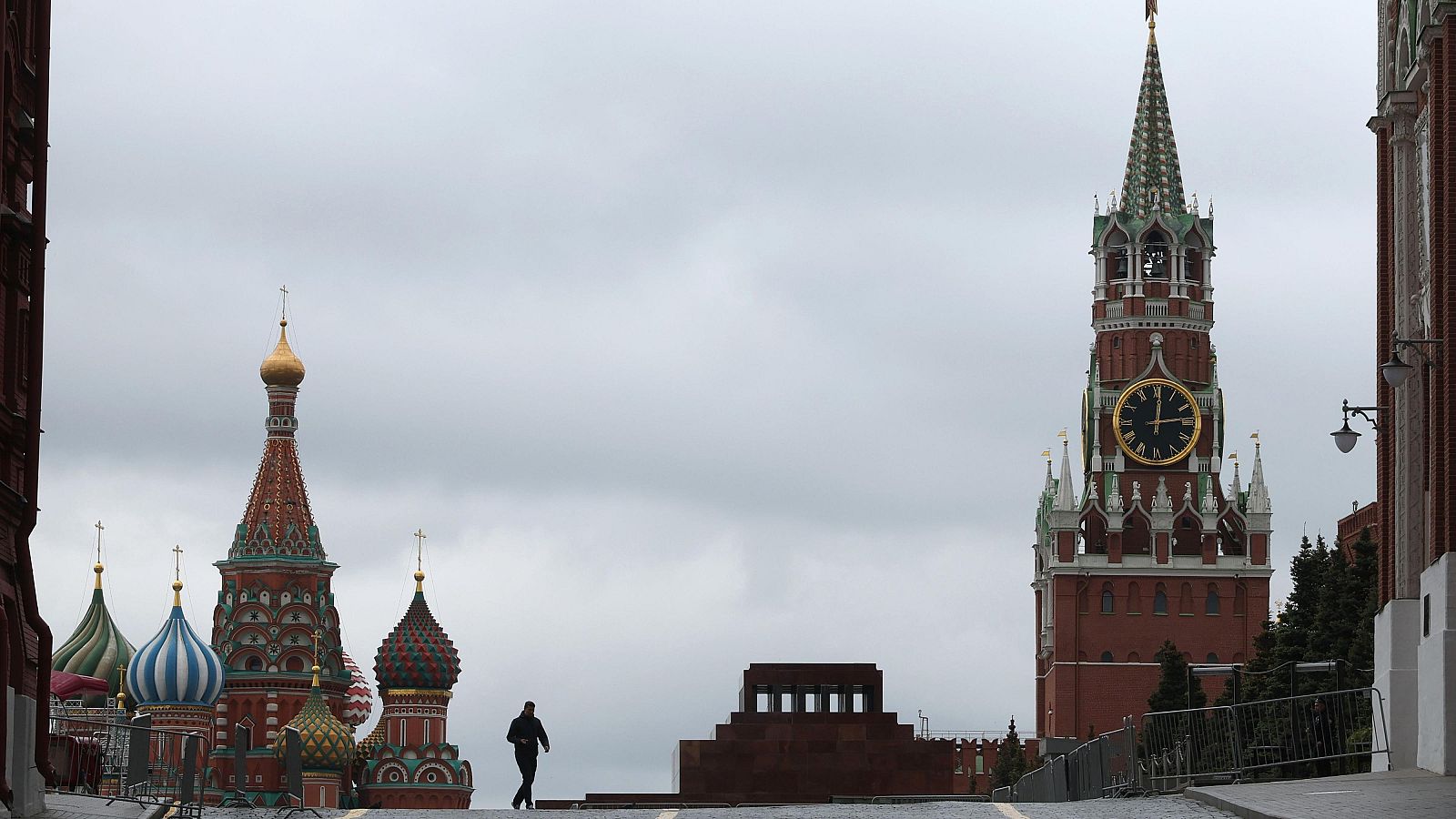 Un peatón camina fuera del complejo del Kremlin de Moscú, el 19 de mayo de 2025.