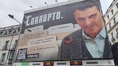 El PSOE denuncia por injurias a Hazte Oír al poner una lona ante al Congreso con la imagen de Sánchez "corrupto"