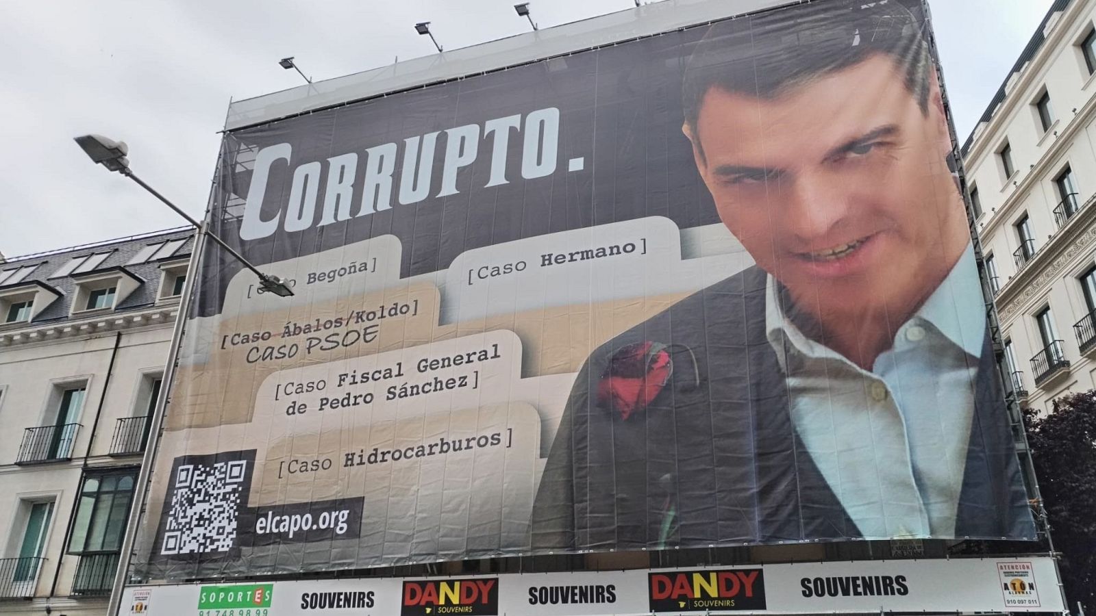 Imagen de la lona desplegada por Hazte Oír ante el Congreso con una imagen de Pedro Sánchez acompañado del lema "Corrupto"