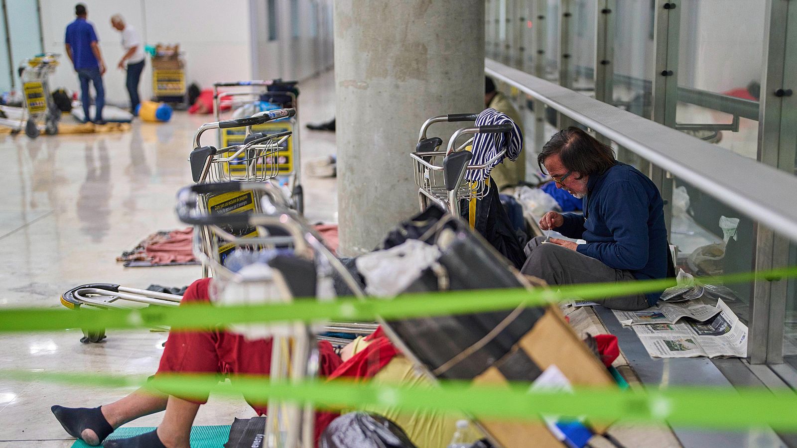 Personas sin hogar en el aeropuerto Adolfo Suárez Madrid-Barajas.