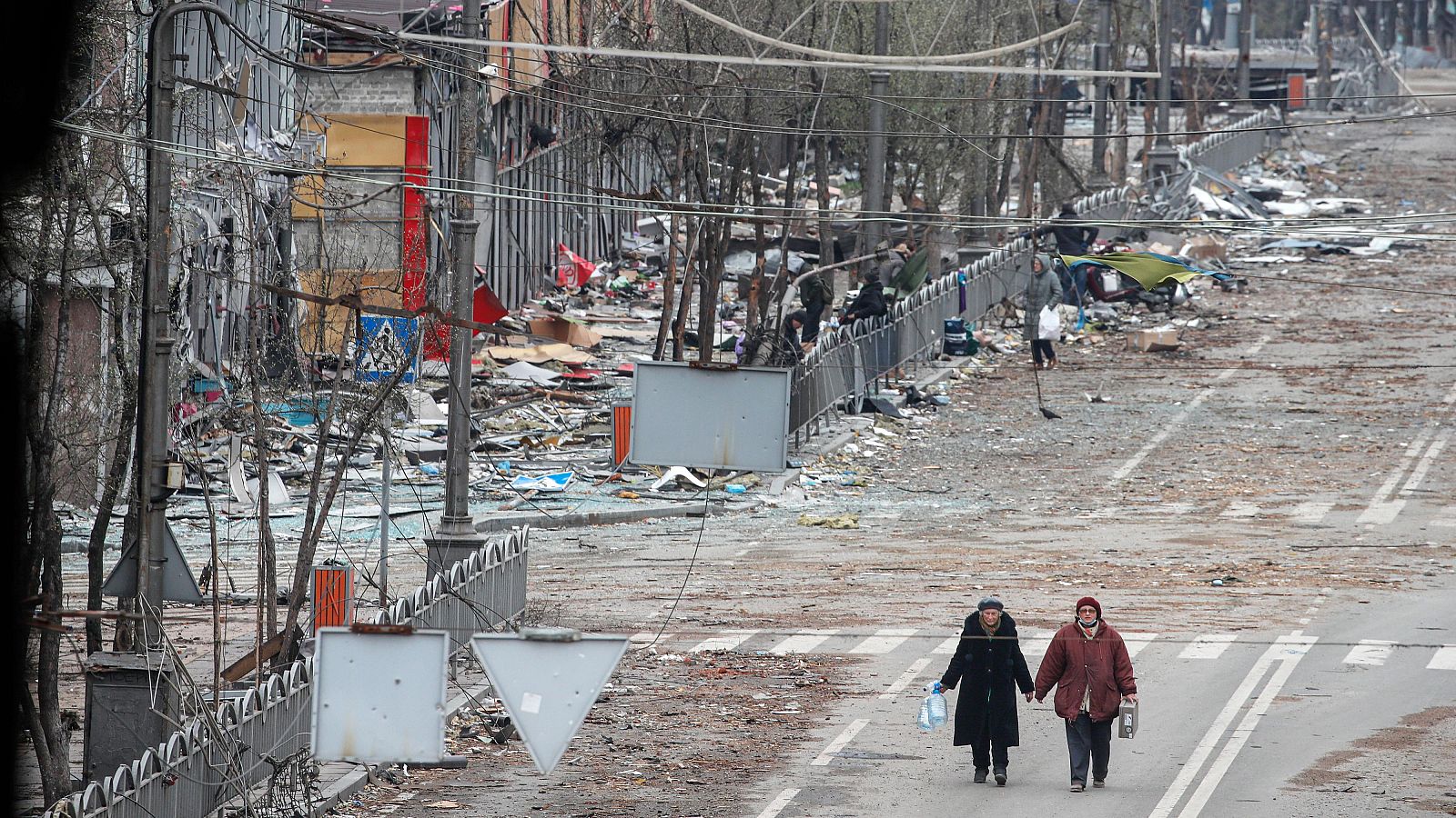 Dos mujeres caminan por una avenidad de Mariúpol en pleno asedio a la ciudad, el 12 de abril de 2022