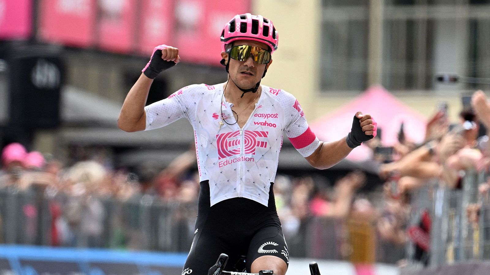 Richard Carapaz agita el Giro con su victoria en Castelnovo Ne' Monti