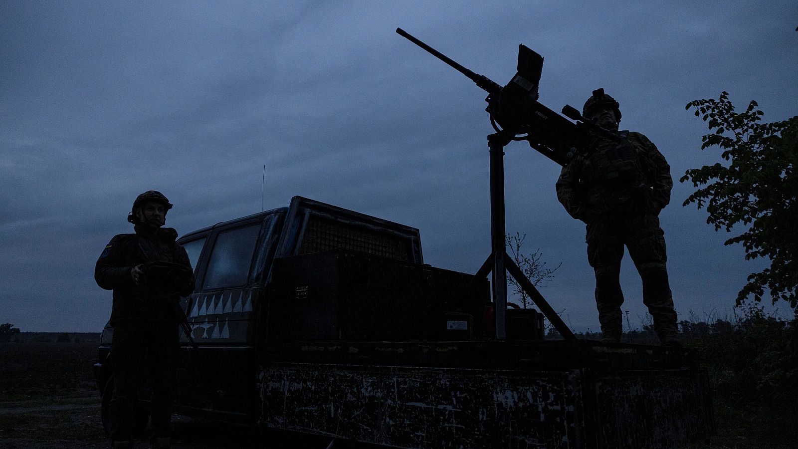 Miembros de una unidad móvil de voluntarios de defensa aérea ucraniana junto a su ametralladora