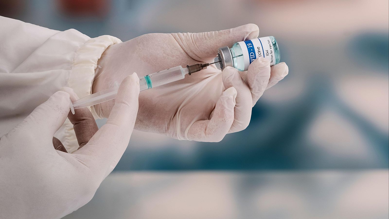 Un sanitario utiliza una vacuna contra la covid-19 en una imagen de archivo