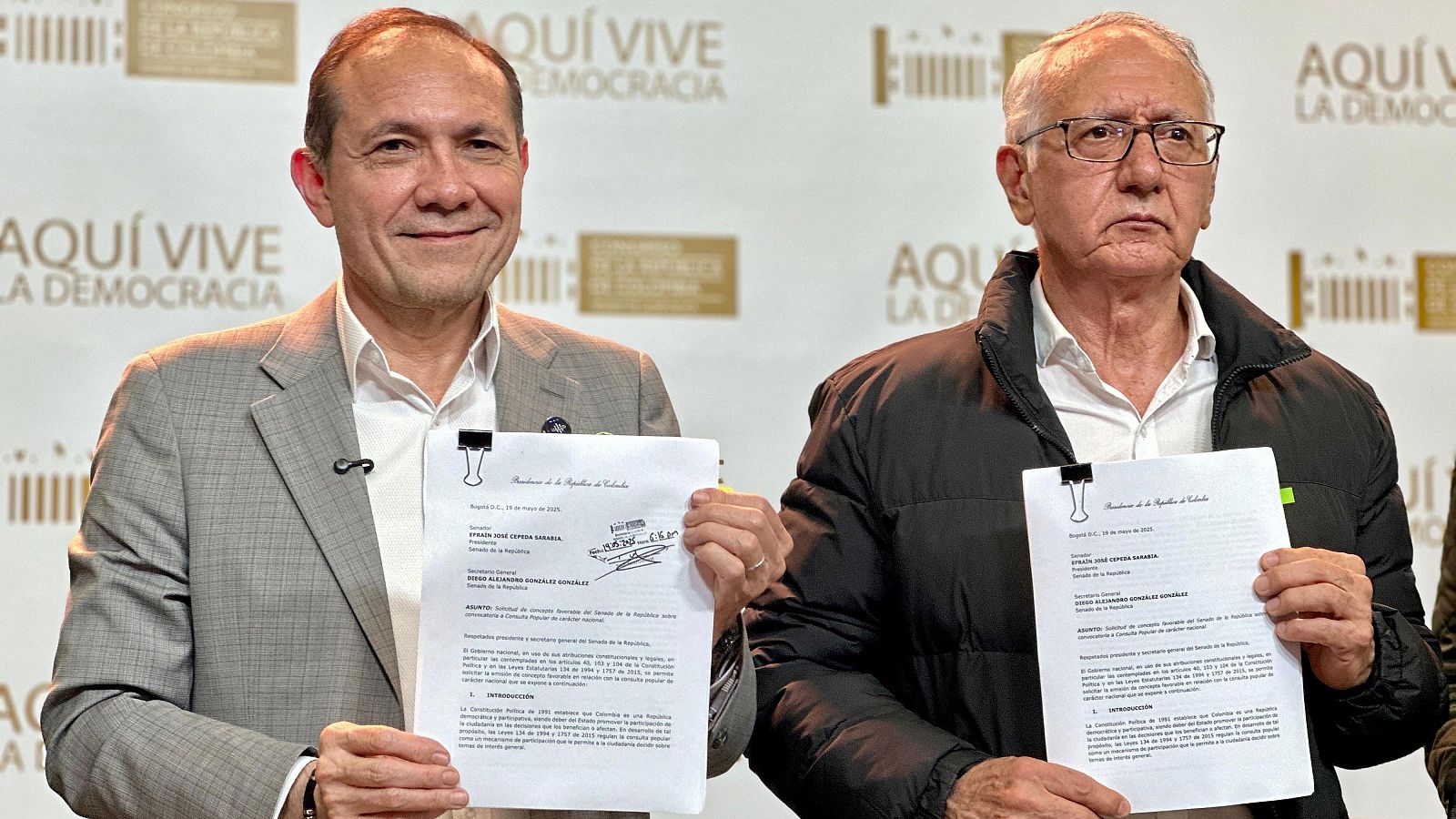 El ministro de Trabajo de Colombia, Antonio Sanguino, y el ministro de Salud, Guillermo Alfonso Jaramillo