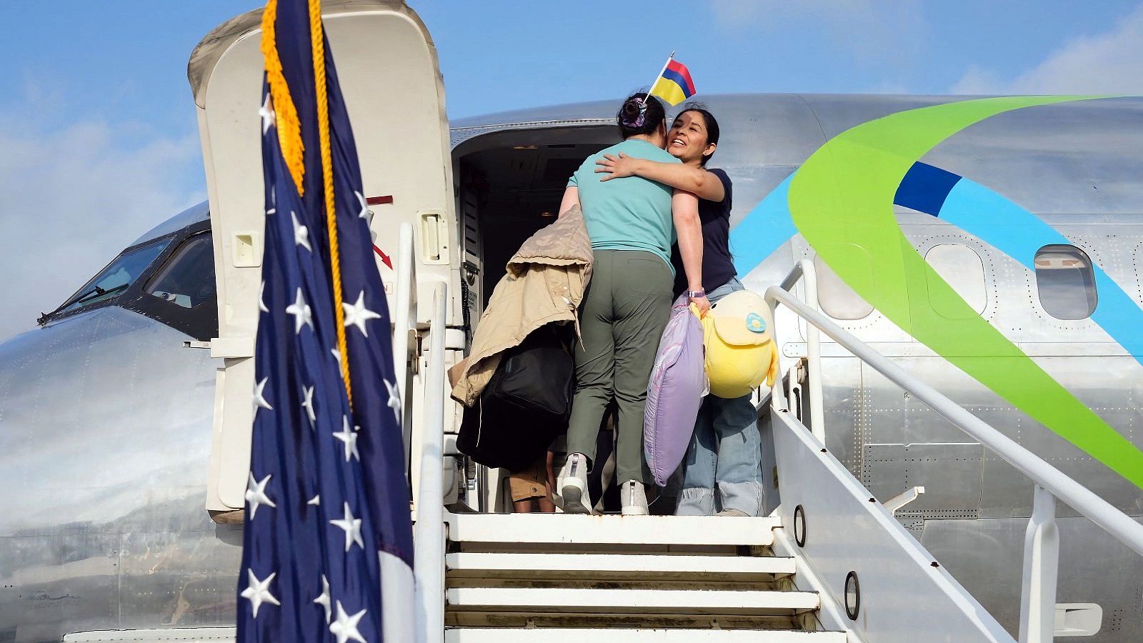 Una mujer de origen colombiano embarcando en el primer vuelo de autodeportados de Donald Trump
