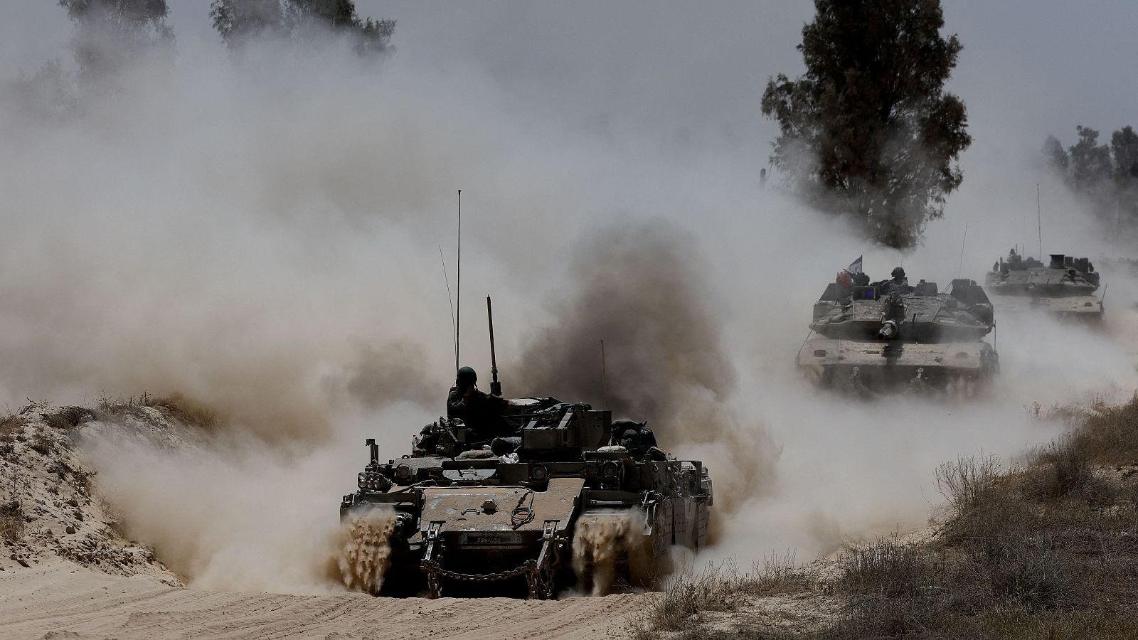 Vehículos militares avanzando en la frontera entre Israel hacia Gaza