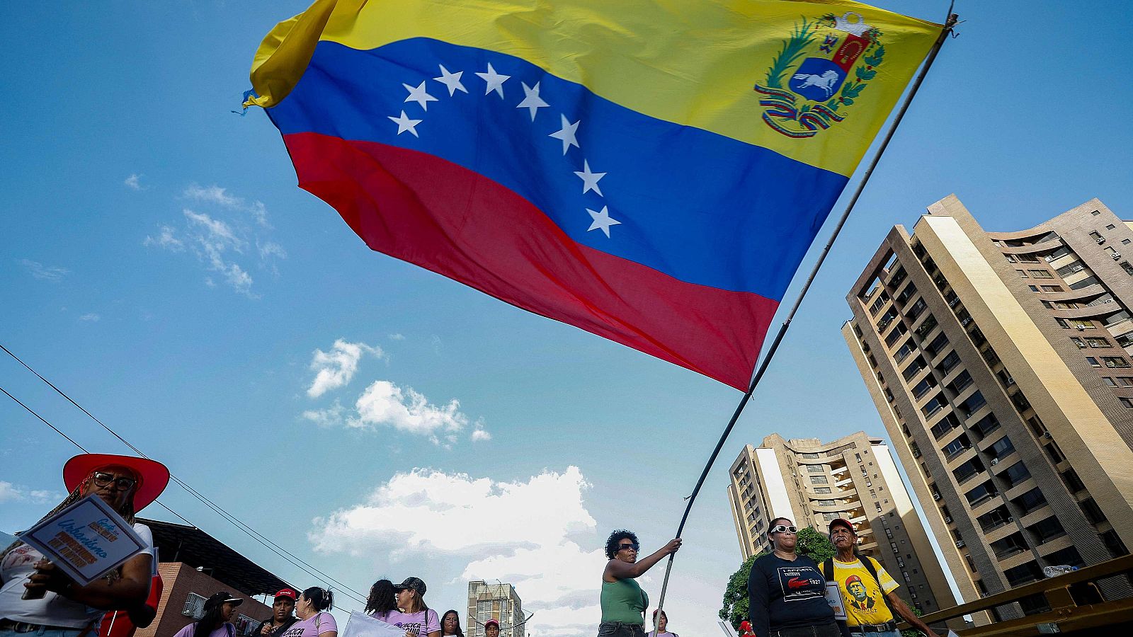 Chavistas ondean una bandera nacional antes de las elecciones parlamentarias y regionales