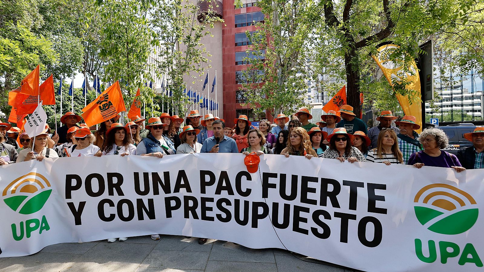 Cientos de agricultores protestan para pedir un presupuesto "firme" para la próxima Política Agracia Común