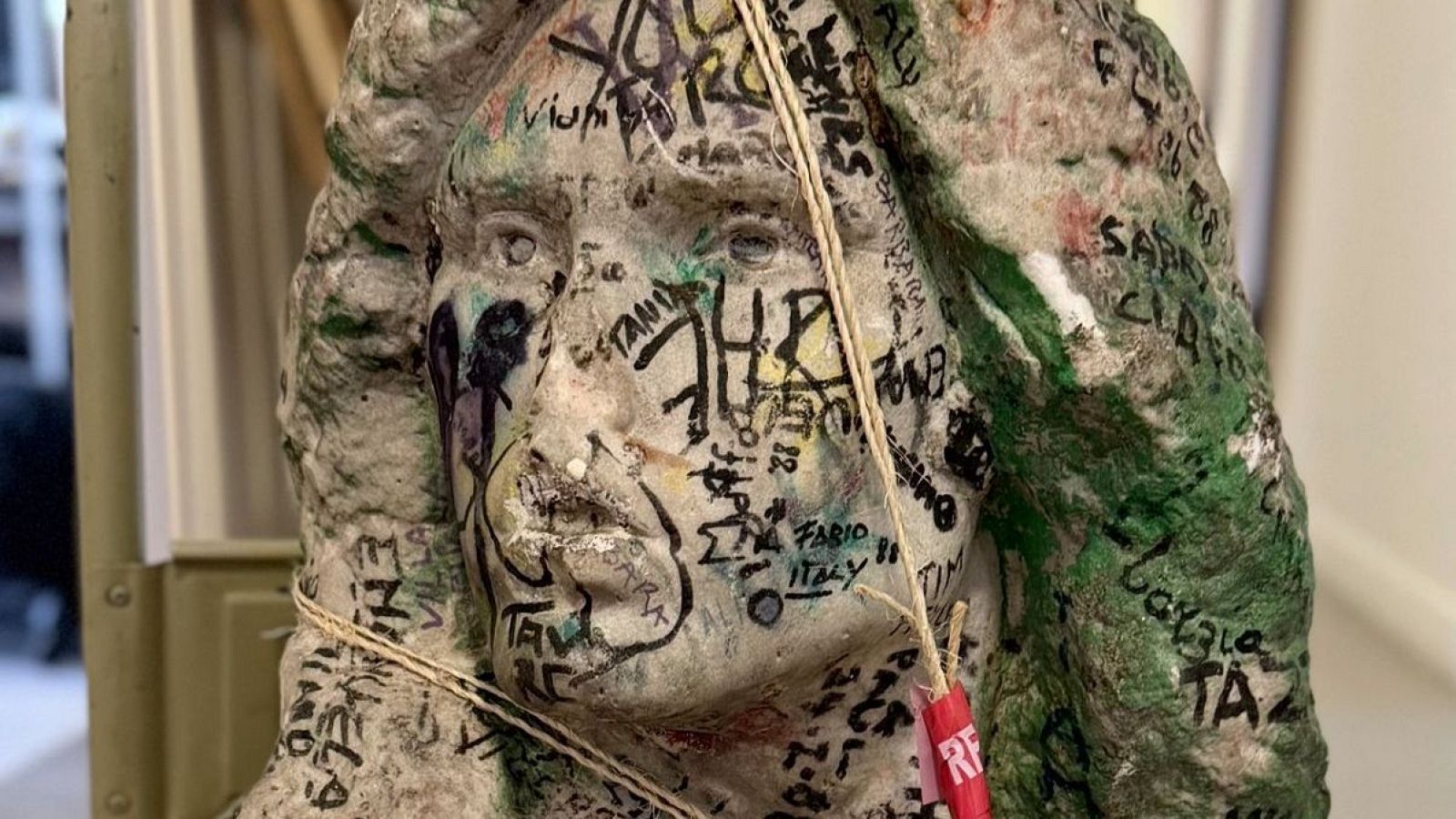 El busto de la tumba de Jim Morrison, encontrado 37 años después de haber sido robado en París.