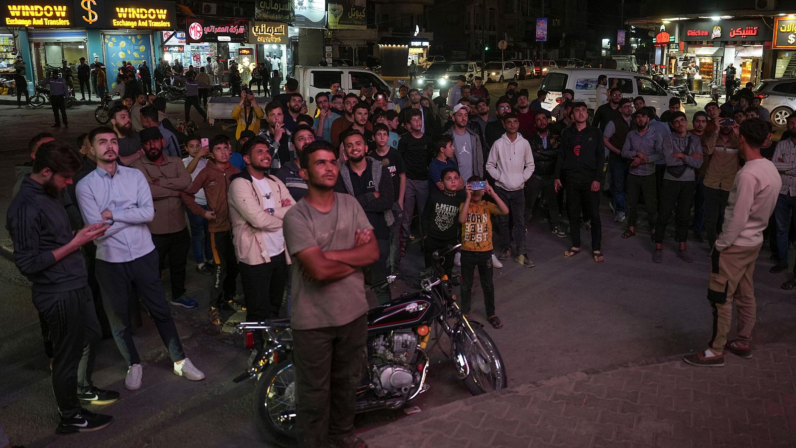 Un grupo de ciudadanos sirios reunidos en una plaza del centro de la ciudad de Idlib.