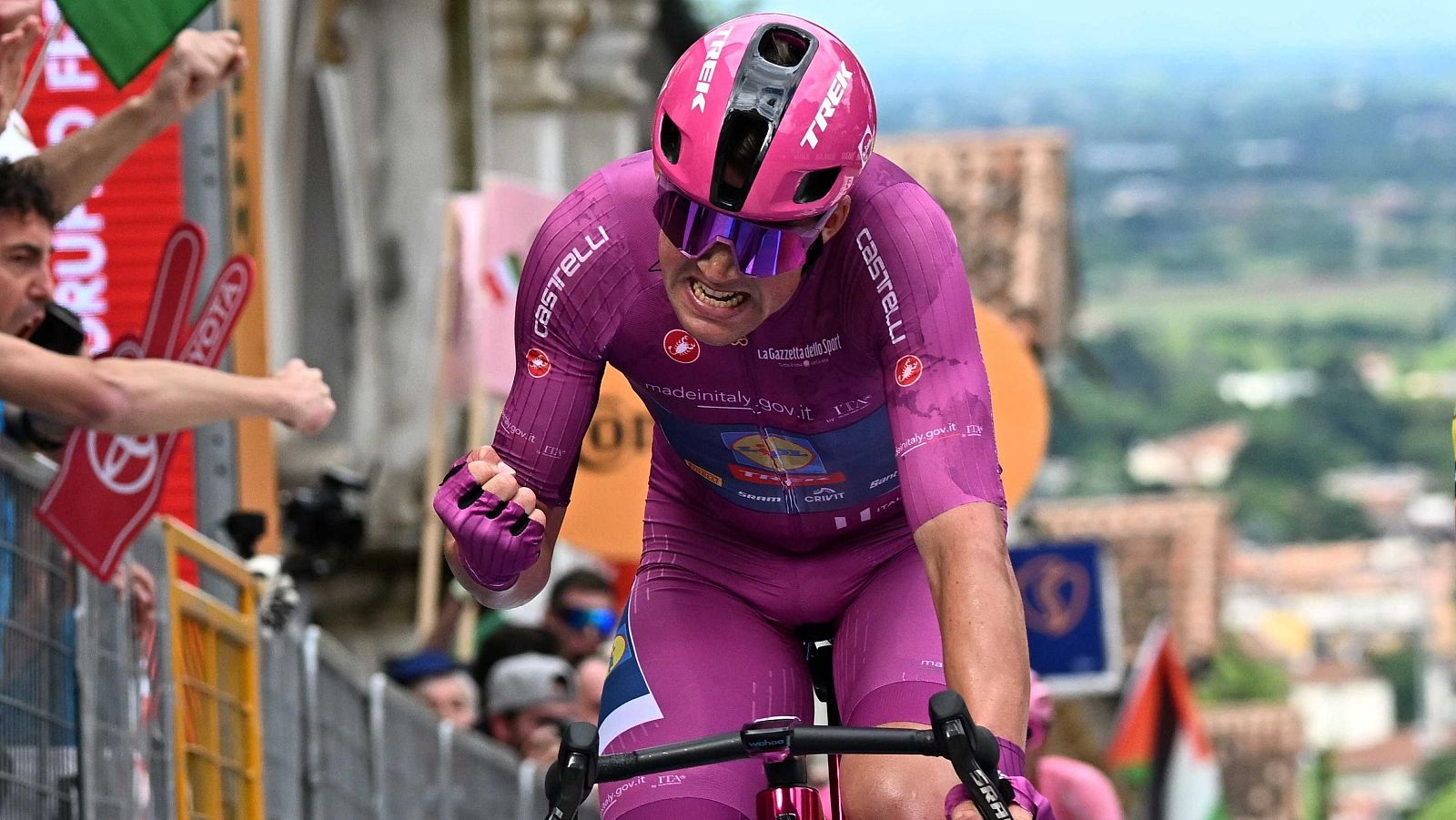Mads Pedersen celebra su triunfo en la etapa 13 del Giro de Italia con final en Vicenza