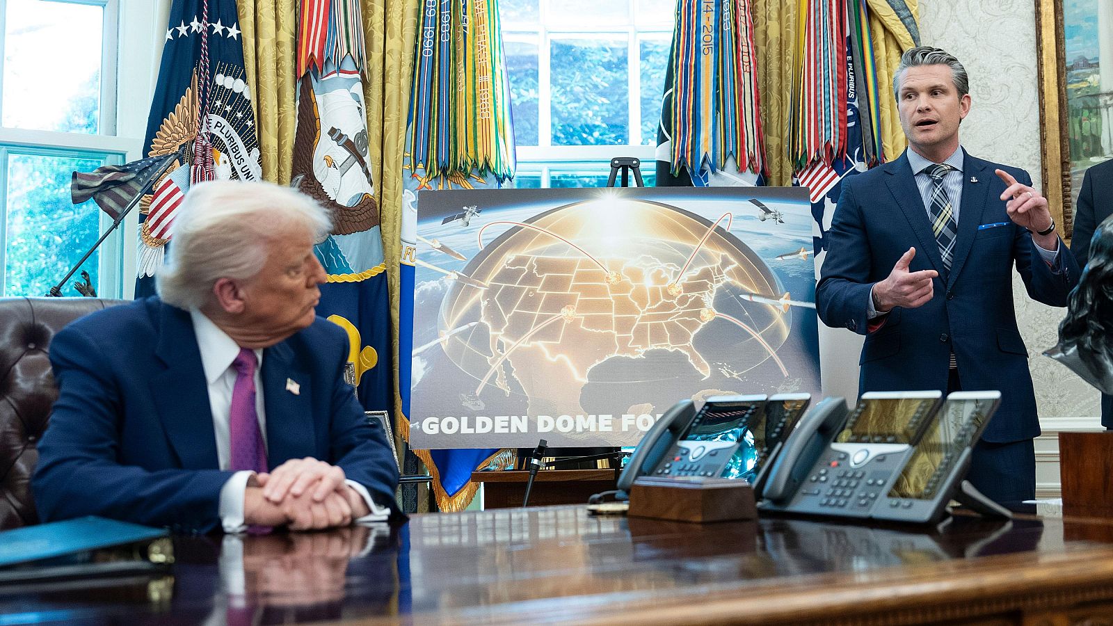 El presidente estadounidense, Donald Trump, junto al secretario de Defensa, Pete Hegseth, en el Despacho Oval
