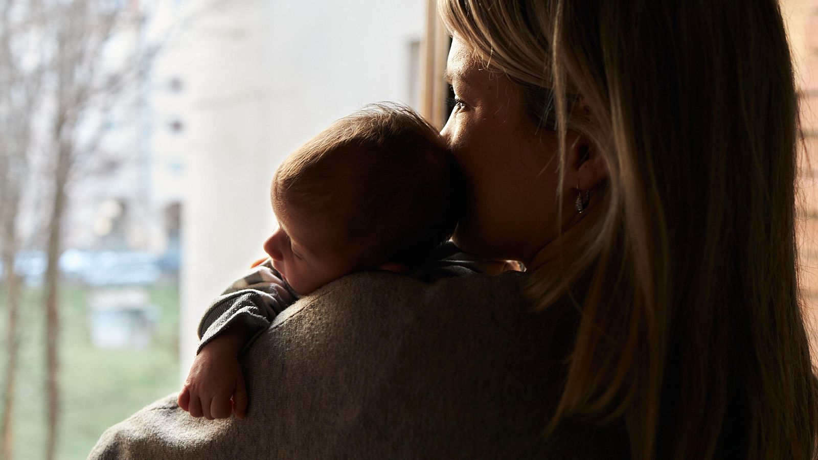 Una madre con su bebé en una imagen de archivo