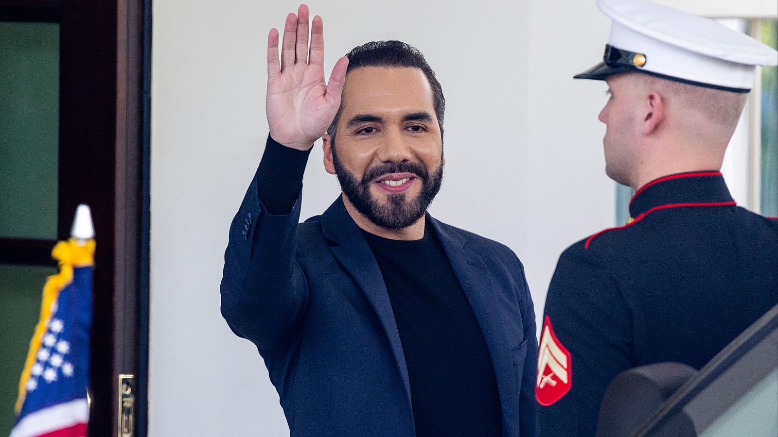 El presidente de El Salvador, Nayib Bukele, saluda a la prensa en una imagen de archivo