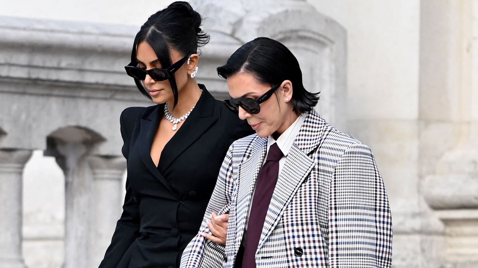 Kim Kardashian sale con su madre Kris Jenner del juzgado