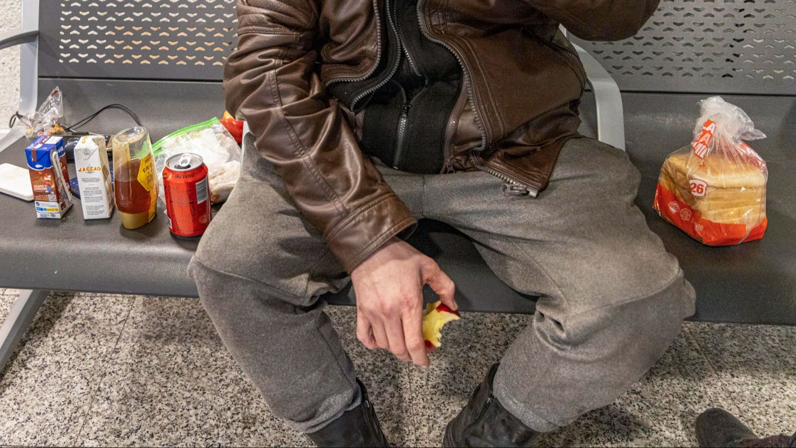 Los aeropuertos son un espacio seguro durante las noches para las personas en situación de calle