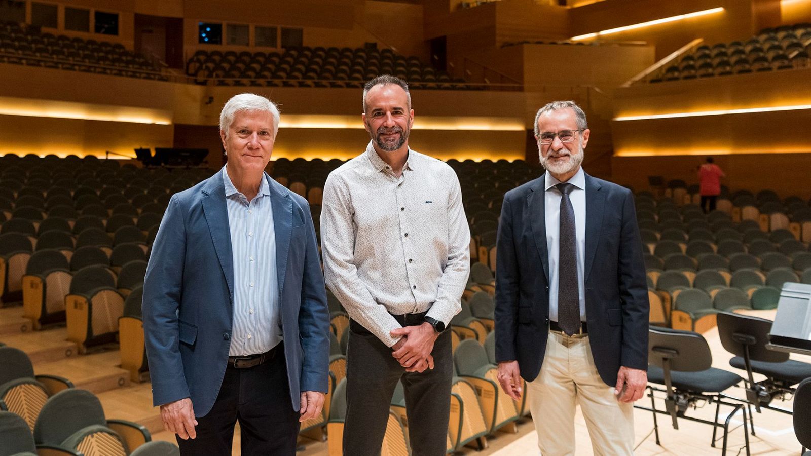 Pere Buhigas, director de Ràdio4; Robert Brufau, director de L'Auditori; i Esteve Crespo, director de RTVE Catalunya, en la signatura de l'acord a L'Auditori de Barcelona