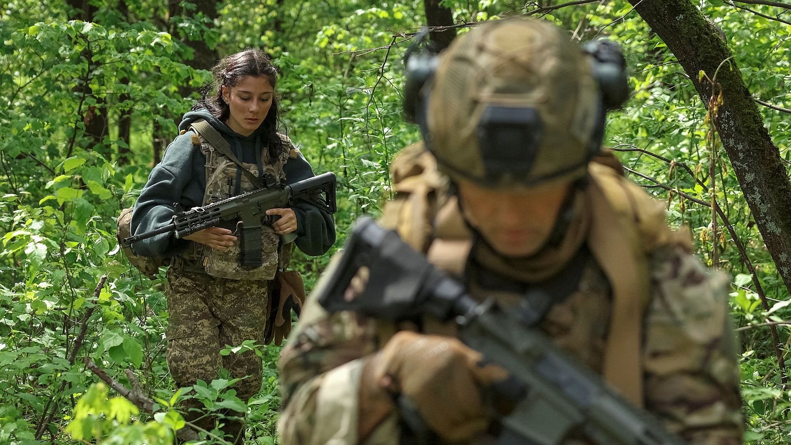 Soldados extranjeros de la 13ª Brigada Operativa 'Khartiia' de la Guardia Nacional de Ucrania durante un ejercicio militar
