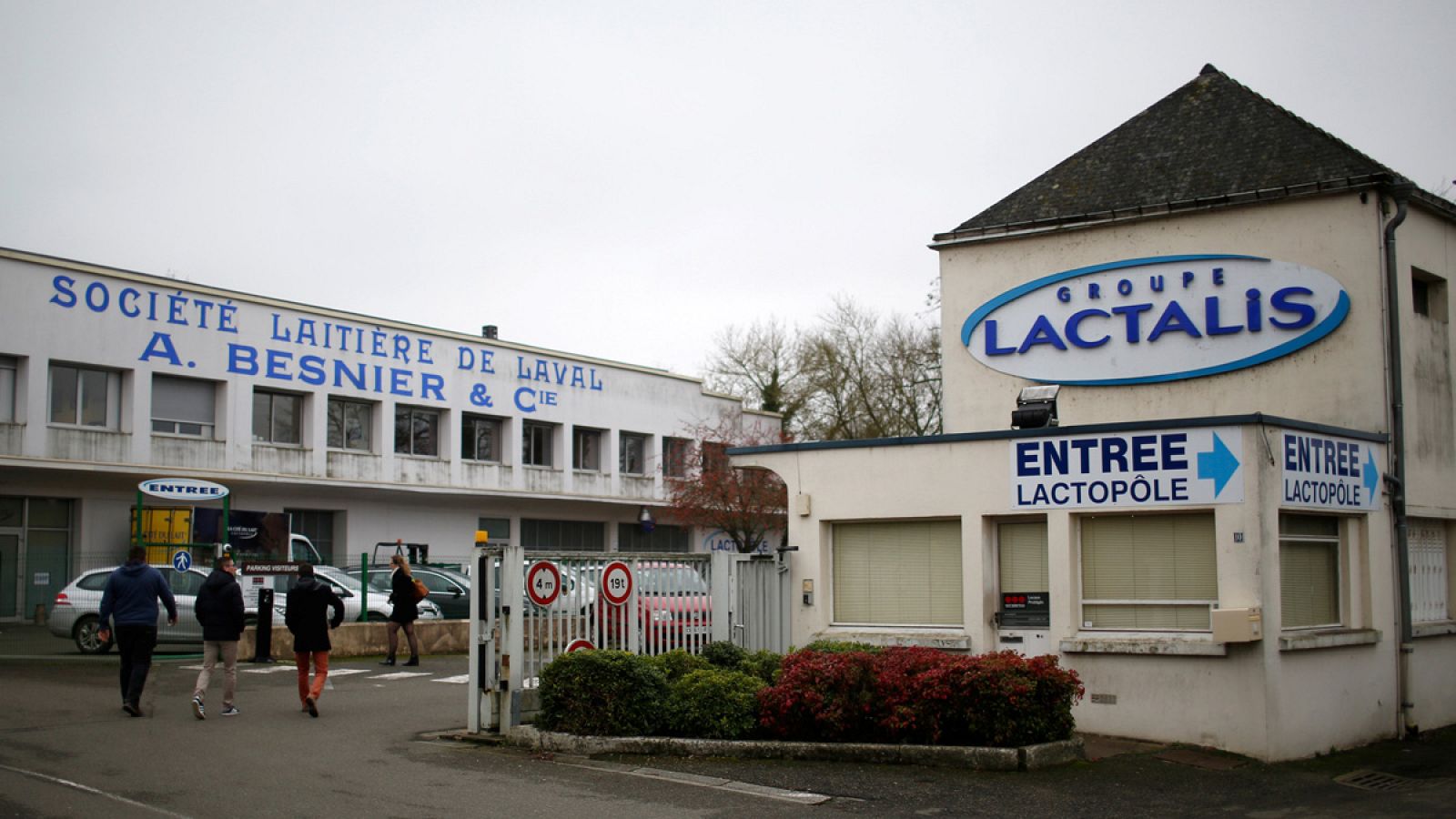 Entrada a la sede del grupo Lactalis en Laval, en Francia