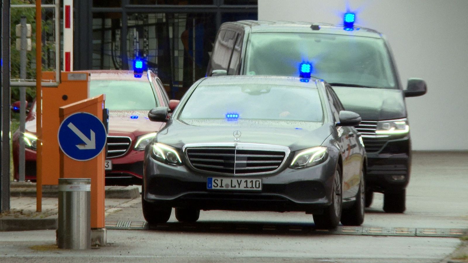 Los arrestados son escoltados por la Policía a su salida de la Fiscalía Federal en Karlsruhe, Alemania