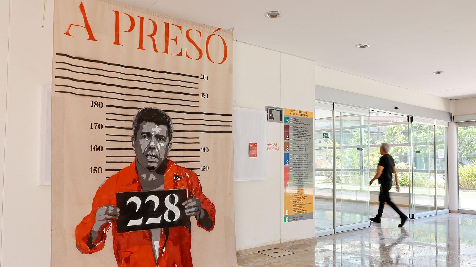 La Facultad de Bellas Artes de Valencia exhibe un lienzo que pide prisión para Mazón