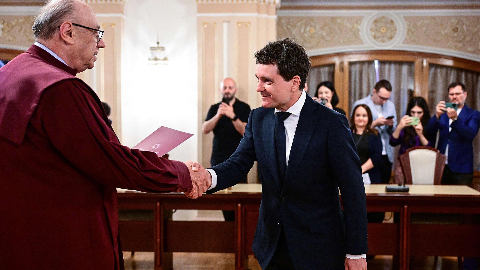 El presidente electo rumano, Nicusor Dan, recibe su mandato en el Palacio del Parlamento de Bucarest, el 22 de mayo de 2025.