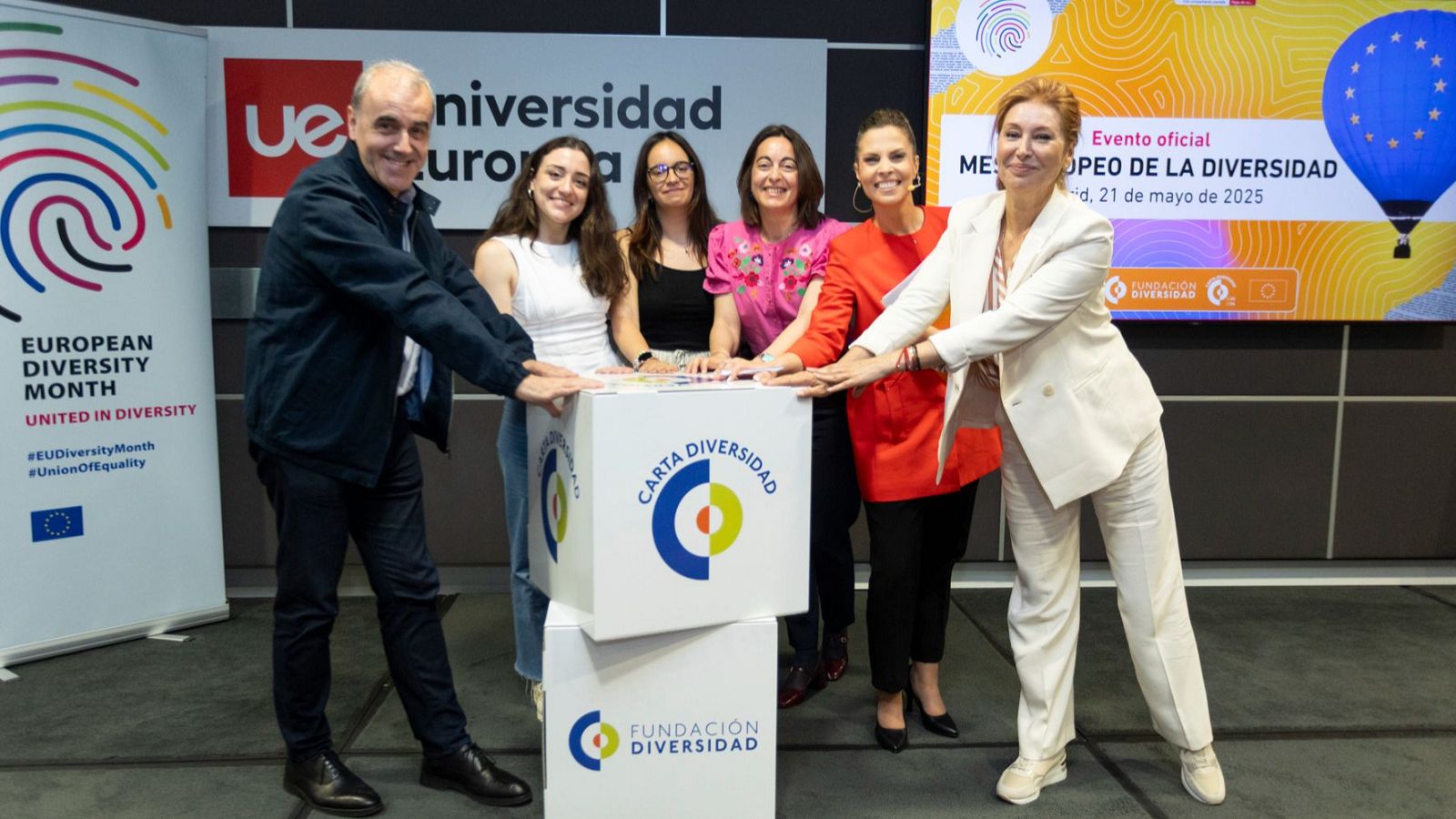 El equipo de RTVE y Teresa Viejo, presidenta de la Fundación Diversidad