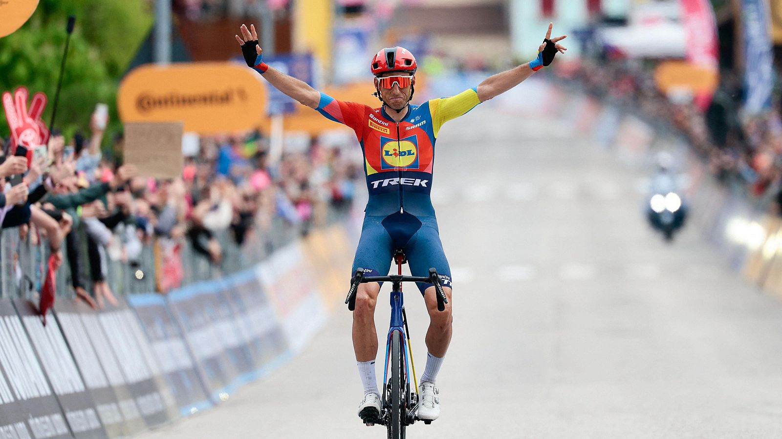 Carlos Verona gana en solitario en Asiago, en el Giro de Italia 2025