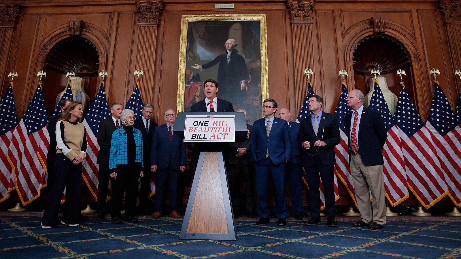 Conferencia de prensa después de que la Cámara de Representantes aprobara por un estrecho margen un proyecto de ley que impulsa la agenda del presidente Donald Trump