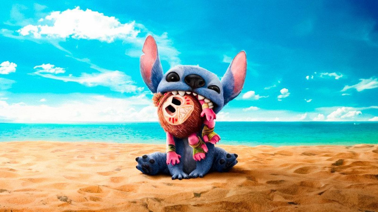 Stitch, de Lilo & Stitch, juega mordiendo un muñeco en una playa soleada con arena dorada y mar turquesa.