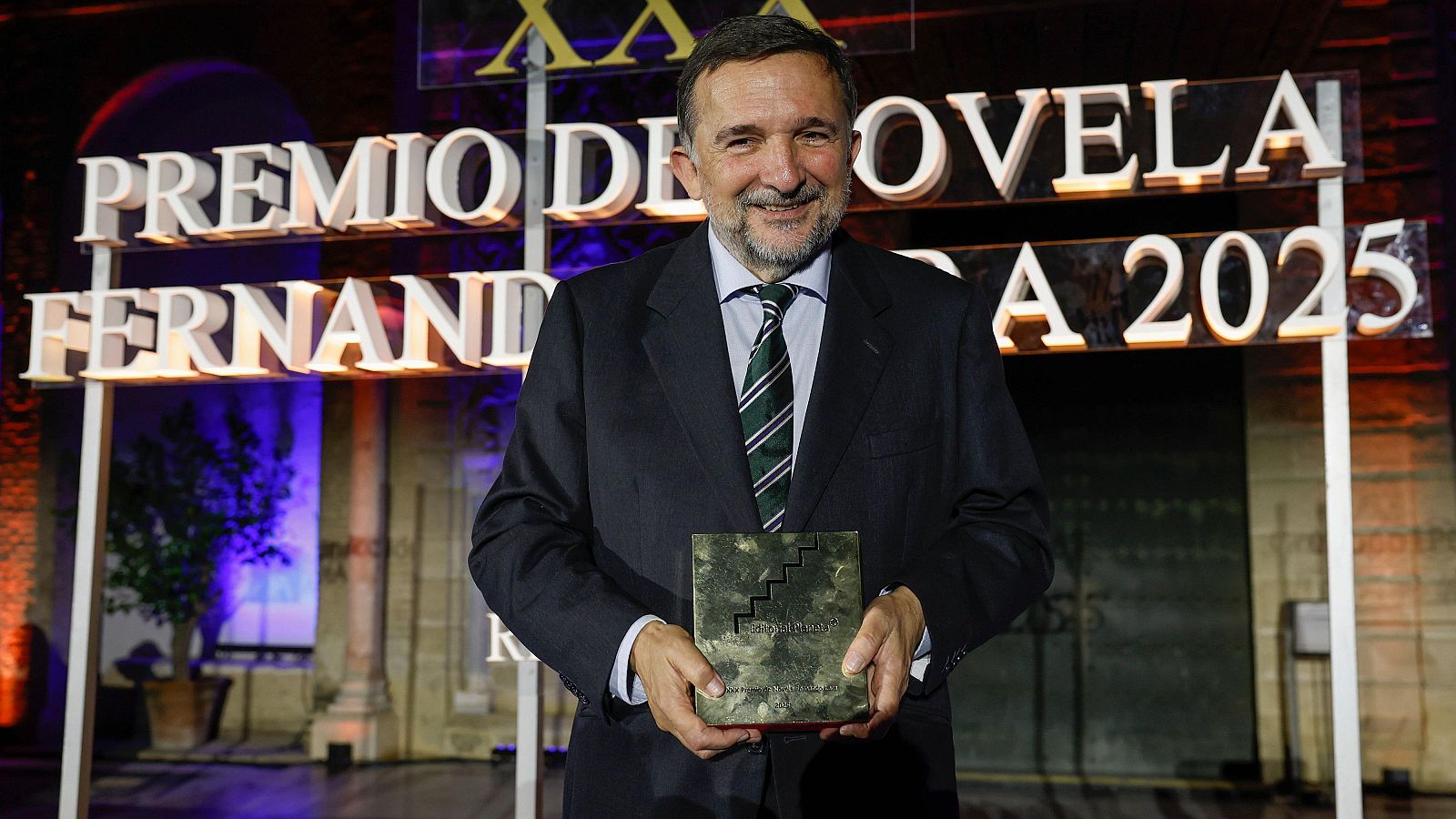 El escritor y periodista español Sergio Vila-Sanjuán con el Premio de Novela Fernando Lara