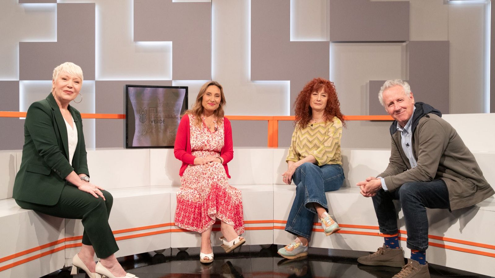 Rosa Molló, junto a Dunia Ramiro, Josefina Maestre y Lorenzo Milá