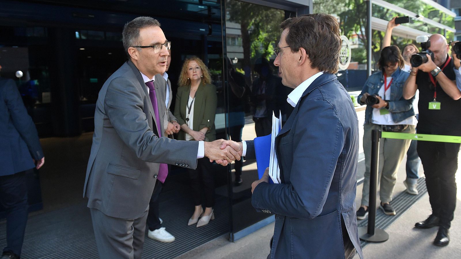 Buenas noticias de la semana del 19 al 25 de mayo: Acuerdo social en el aeropuerto de Barajas, mejores alimentos en los hospitales y propuesta de paz del papa