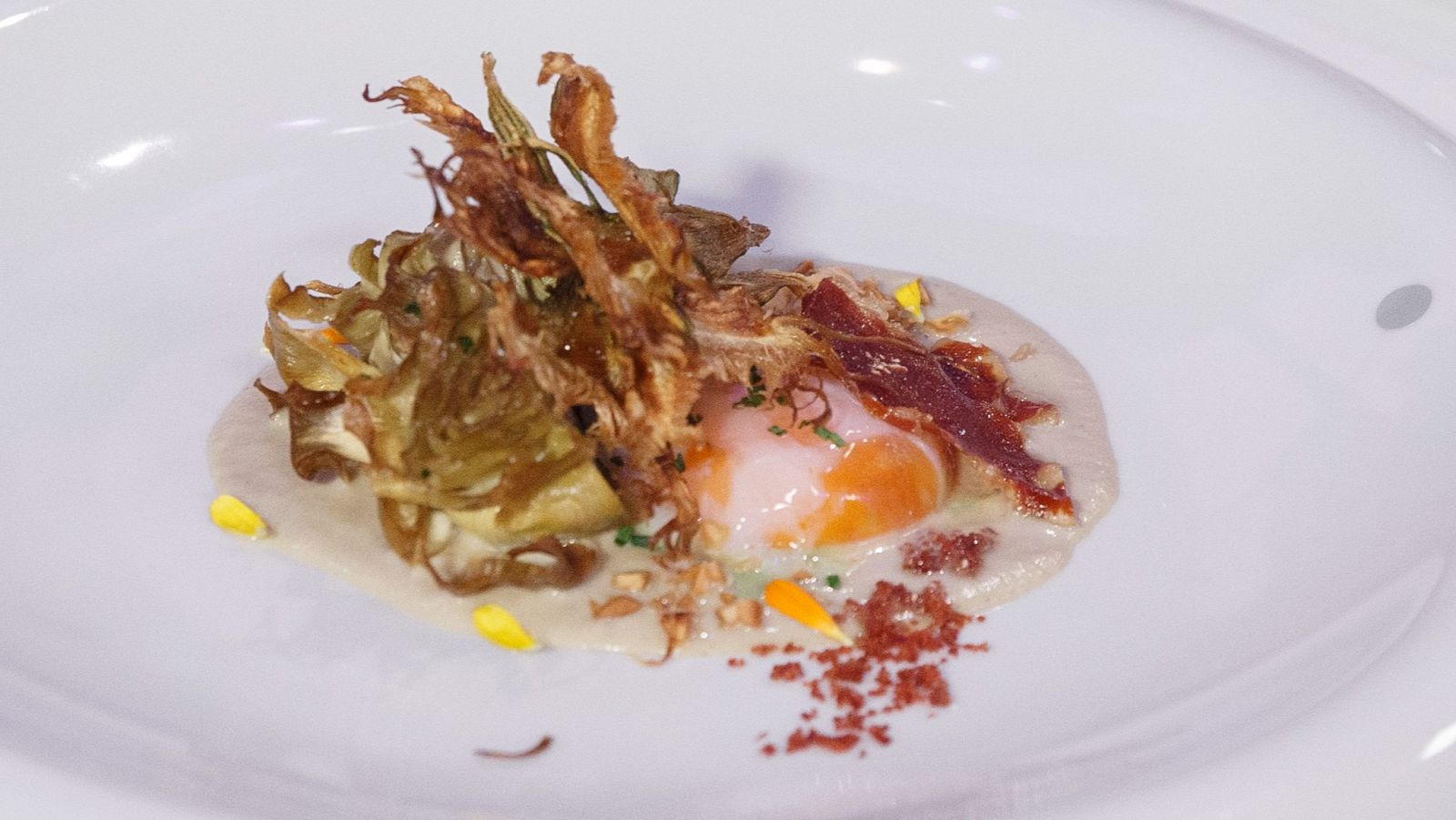 Receta de alcachofa en texturas con huevo a baja temperatura de Yago en MasterChef 13