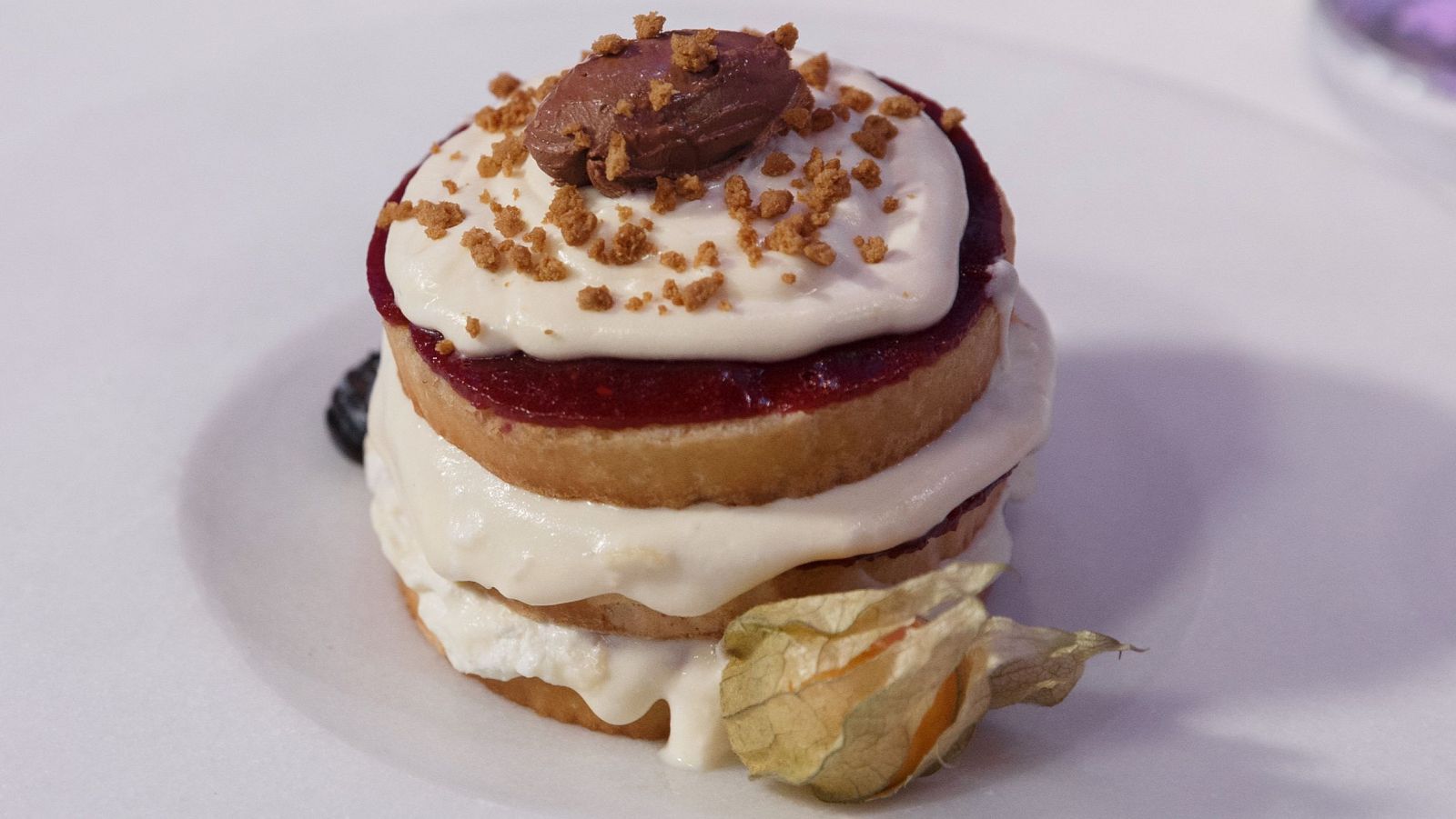 Receta de bizcocho genovés con gelatina de frutos rojos de Ismael en MasterChef 13