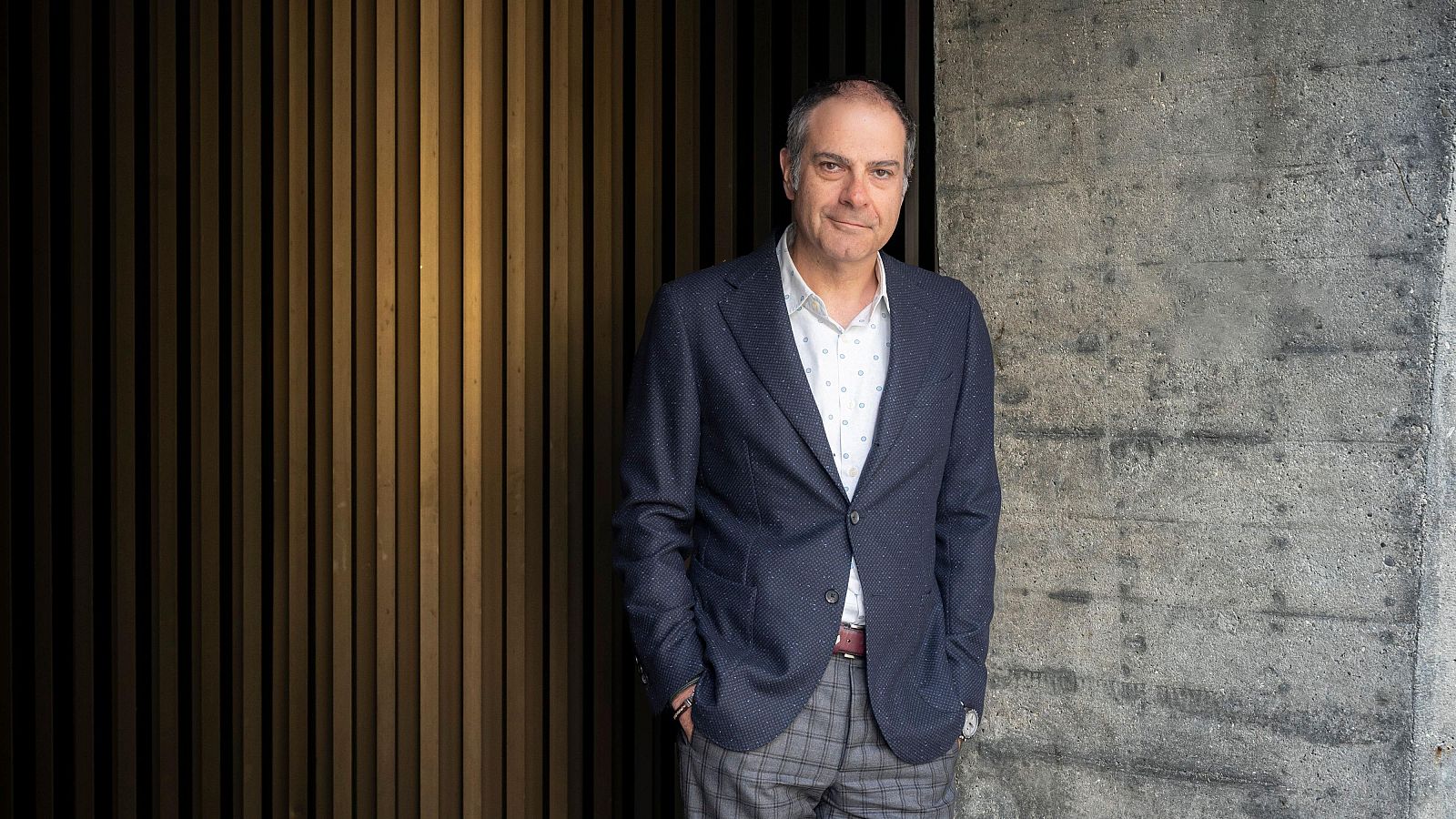 Toni Clapés amb una pared de fons