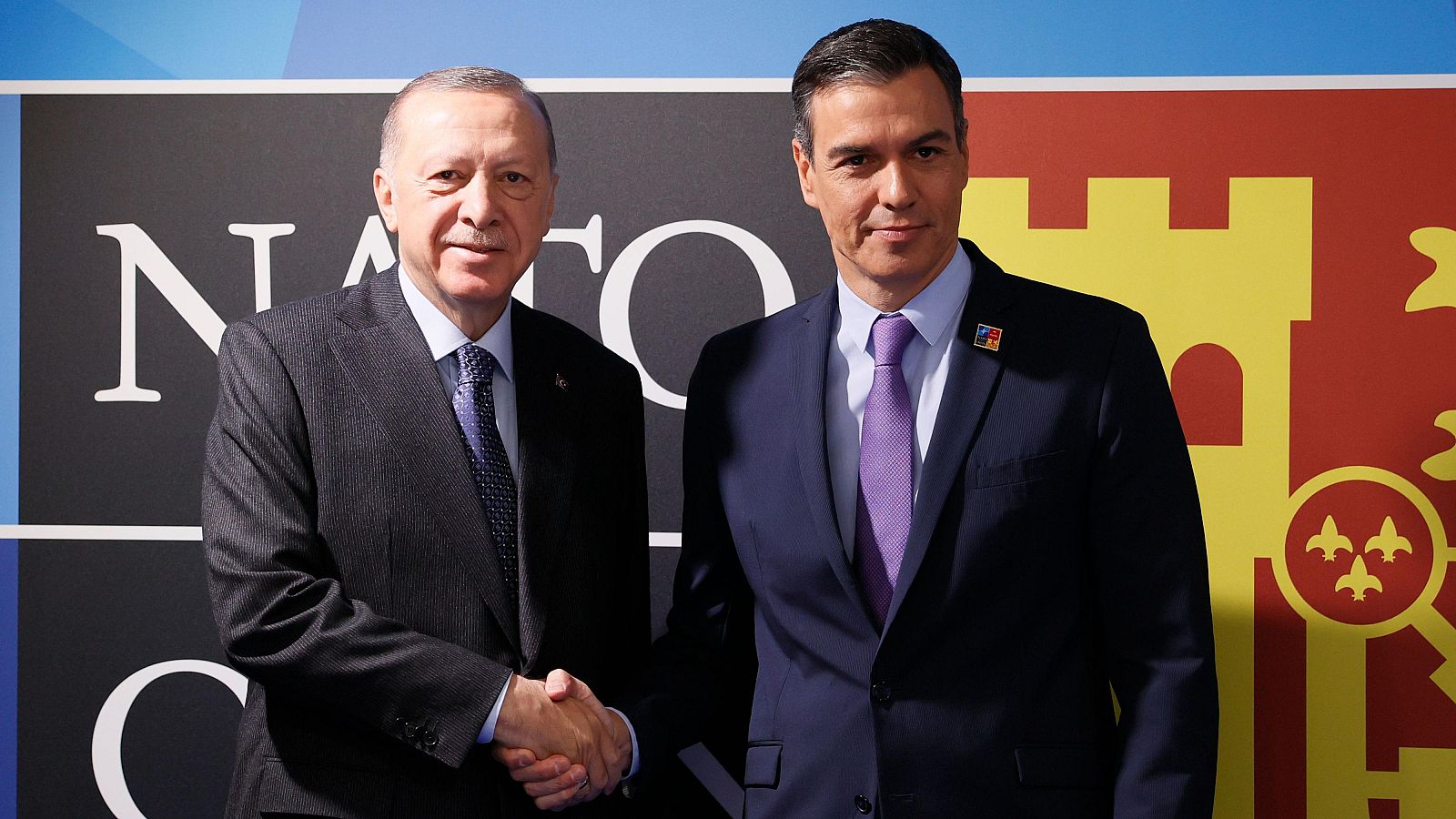 El presidente del Gobierno, Pedro Sánchez, saluda a su hómologo turco, Recep Tayyip Erdogan