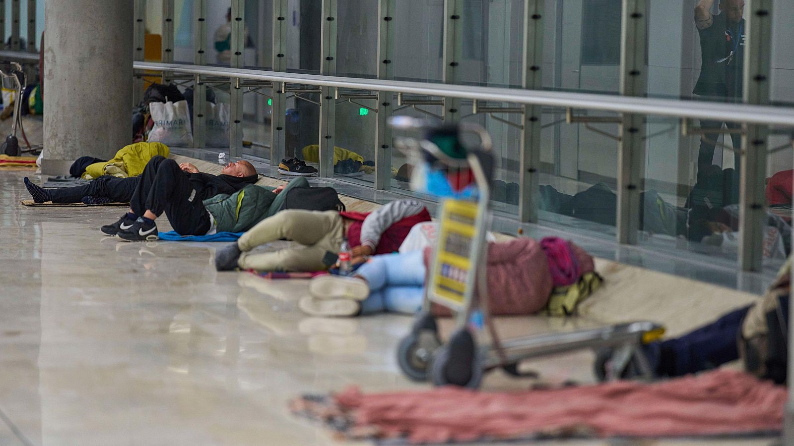 Personas sin hogar duermen en el aeropuerto de Madrid Barajas