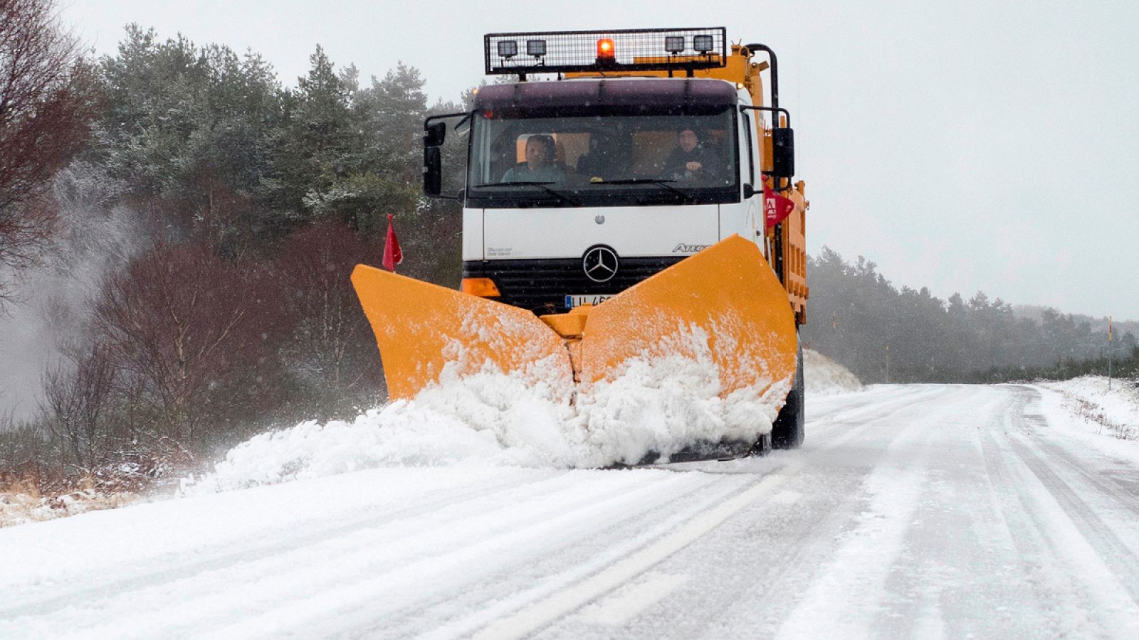 Un quitanieves trabajando en la provincia de Lugo, en una imagen de archivo