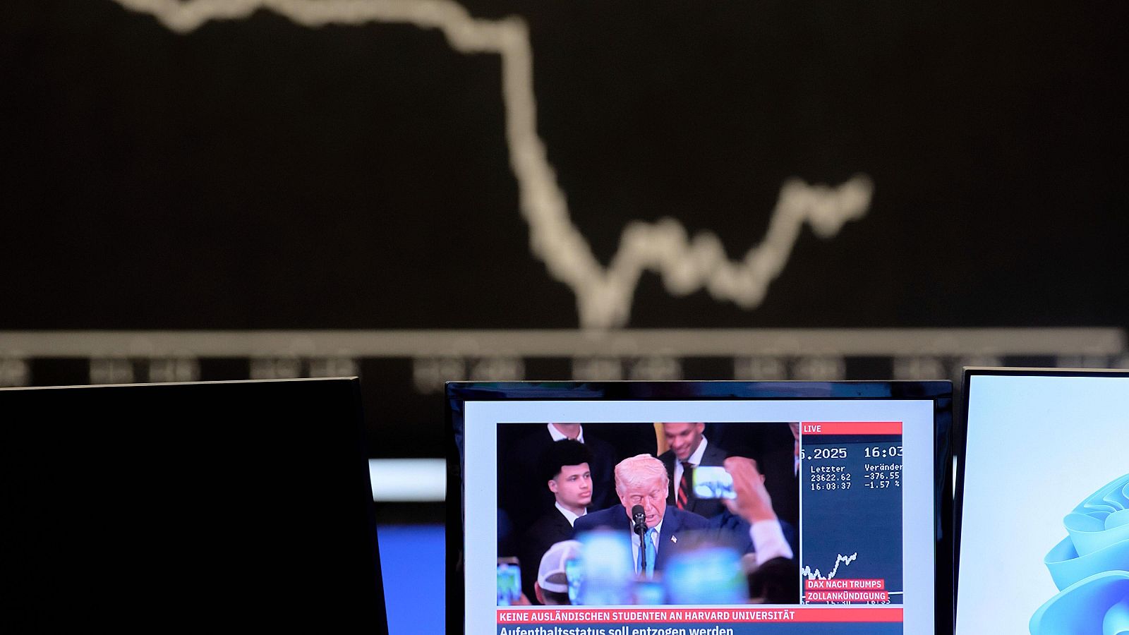 Wall Street y las bolsas europeas se tiñen de rojo tras la amenaza de Trump de aranceles a la UE y a Apple