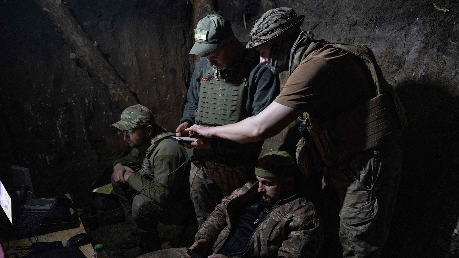 Soldados de la 93ª Brigada Mecanizada Separada de Kholodnyi Yar monitorean drones en la región de Dónetsk