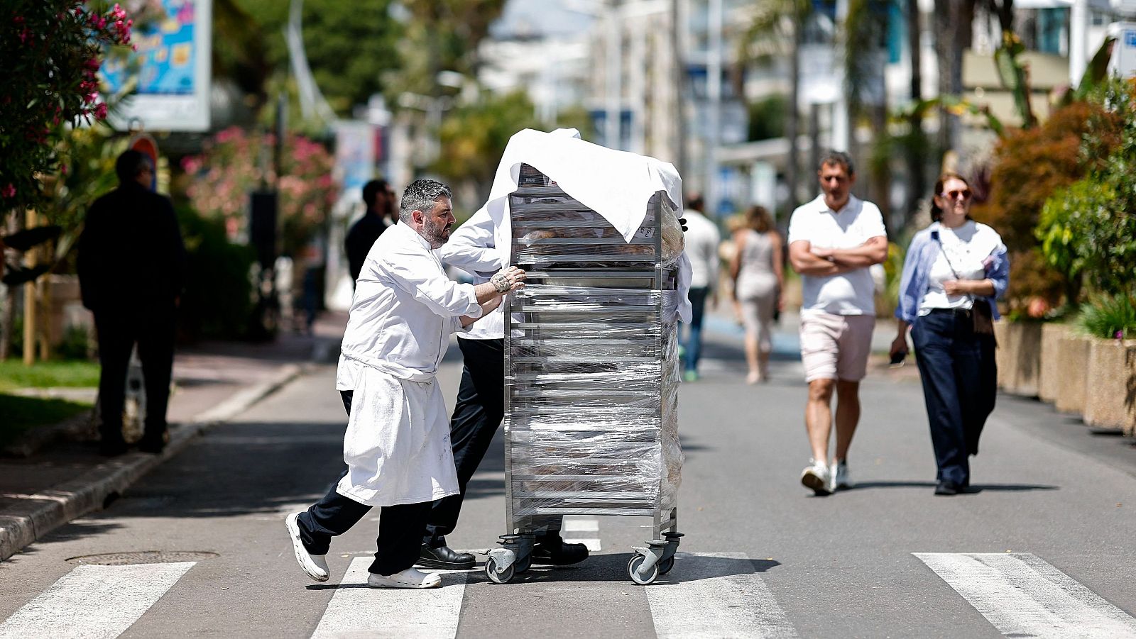 Empleados de un hotel de la Croisette retiran comida de los restaurantes de la playa de Cannes.