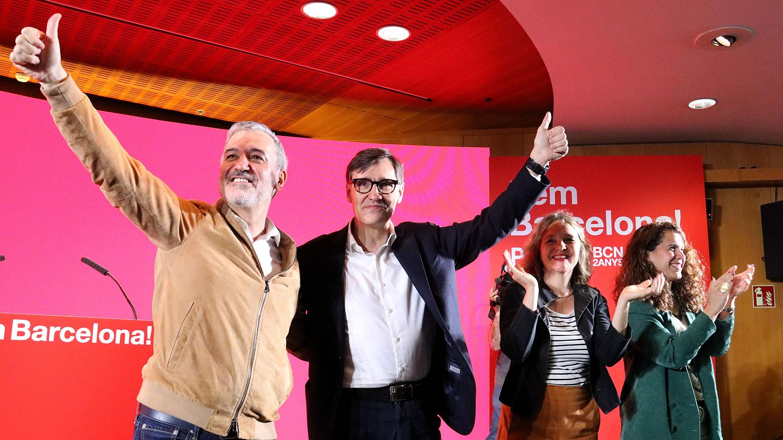 L'alcalde de Barcelona, Jaume Collboni, i el president de la Generalitat, Salvador Illa, saluden als assistents de l'acte de celebració dels dos anys de mandat municipal