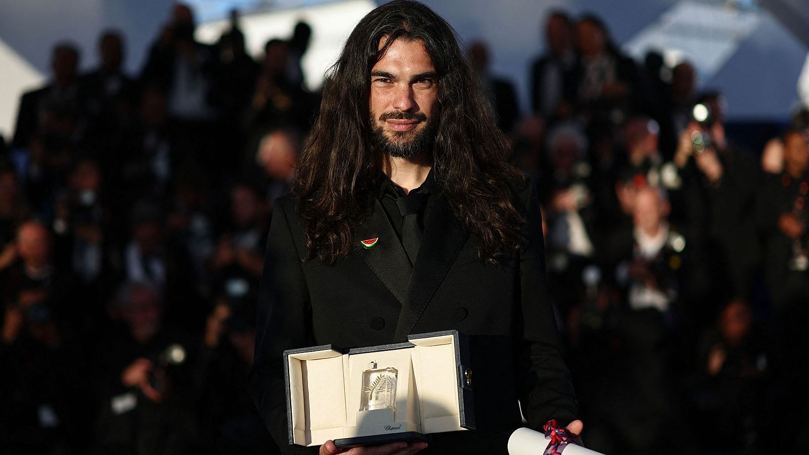 Oliver Laxe posa pels fotògrafs després de guanyar el Premi del Jurat al Festival de Canes