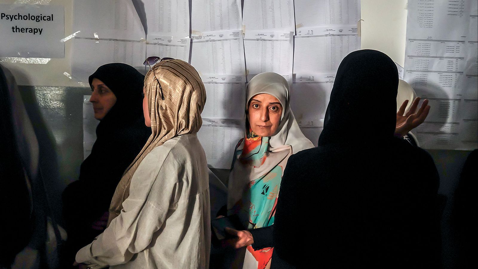 Varias mujeres esperando para depositar su voto en los comicios en el sur del Líbano